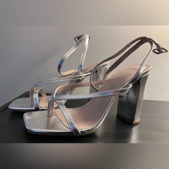 Like new - Worn to wedding one time. - Picture 3 of 4